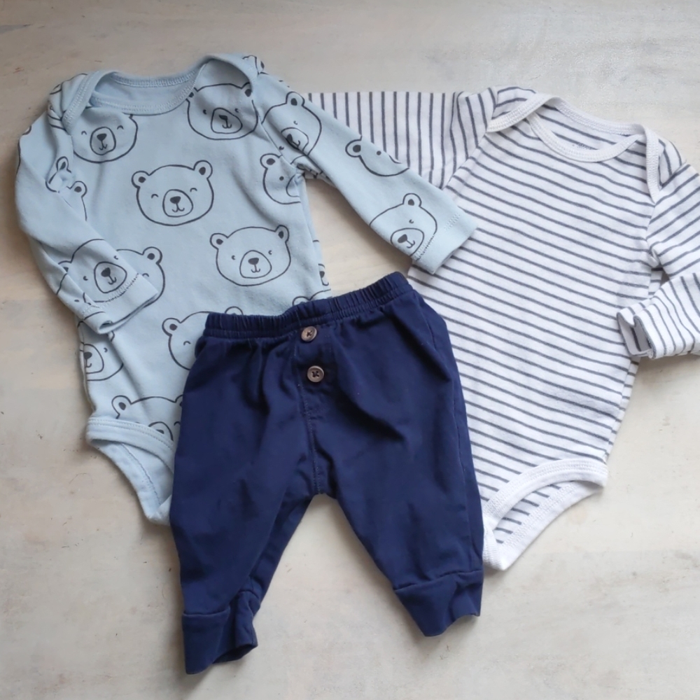 👶 3/$12 - Lot of three items from Carter's